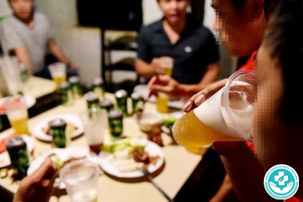 Giảm tiêu thụ rượu bia và thuốc lá để không bị polyp hậu môn