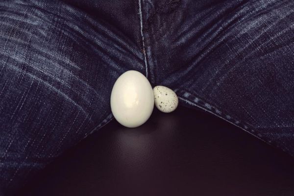 Tinh hoàn không đều