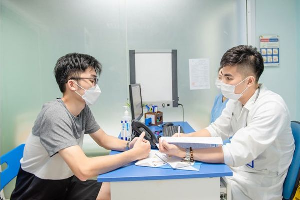 Khi nào thì phải đi gặp bác sĩ để khám tinh hoàn?